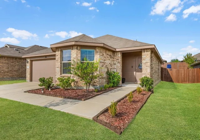 Photo 3 of Single family home for sale at 9509 Golden Summit Dr, Fort Worth, TX 76131 | MLS# 21387923 | Listing updated on 2026-10-08
