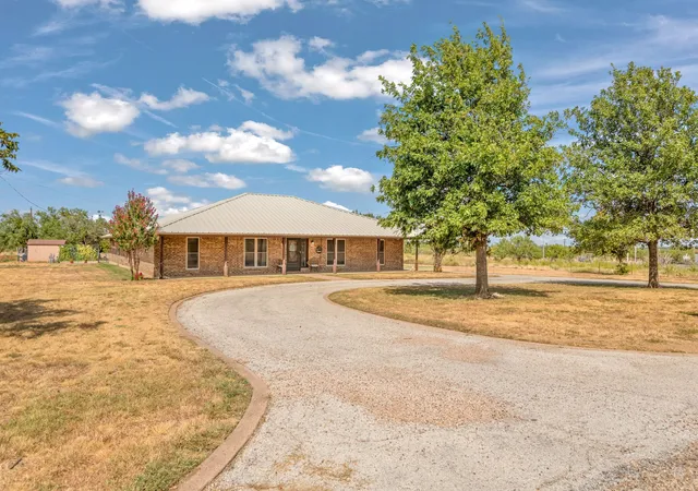Photo 2 of Sale Pending at 112 Bar B Trl, Abilene, TX 79602 | MLS# 21387962 | Listing updated on 2026-09-23