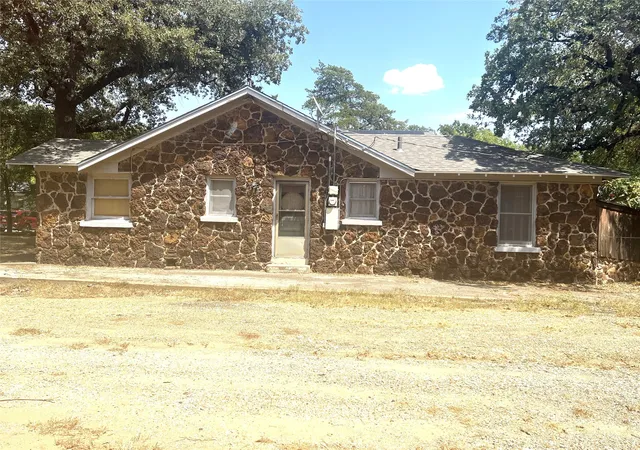 Photo 2 of Sale Pending at 2336 Carnation Ave, Fort Worth, TX 76111 | MLS# 21386246 | Listing updated on 2026-09-19