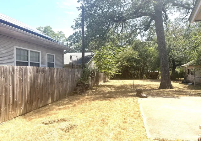 Photo 3 of Sale Pending at 2336 Carnation Ave, Fort Worth, TX 76111 | MLS# 21386246 | Listing updated on 2026-09-19