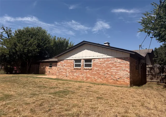 Photo 3 of Single family home for sale at 725 Willow St, Hurst, TX 76053 | MLS# 21387937 | Listing updated on 2026-09-24