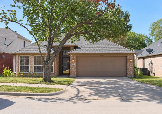 Photo 1 of Single family home for sale at 606 Lake Brg Dr, Lake Dallas, TX 75065 | MLS# 21387481 | Listing updated on 2026-10-06