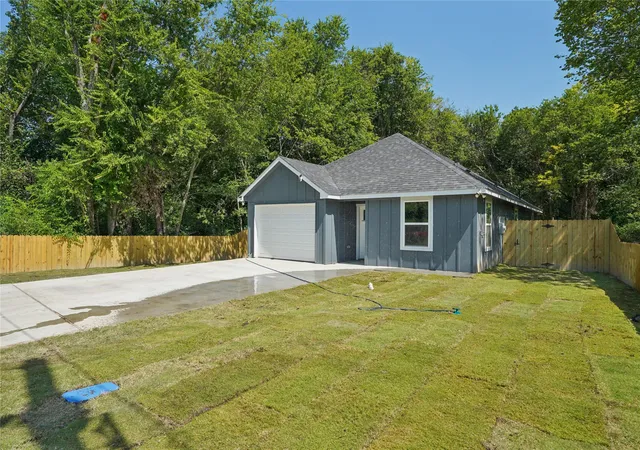 Photo 1 of Single family home for sale at 117 Maxwell St, Sulphur Springs, TX 75482 | MLS# 21388032 | Listing updated on 2026-09-17
