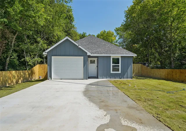 Photo 2 of Single family home for sale at 117 Maxwell St, Sulphur Springs, TX 75482 | MLS# 21388032 | Listing updated on 2026-09-17
