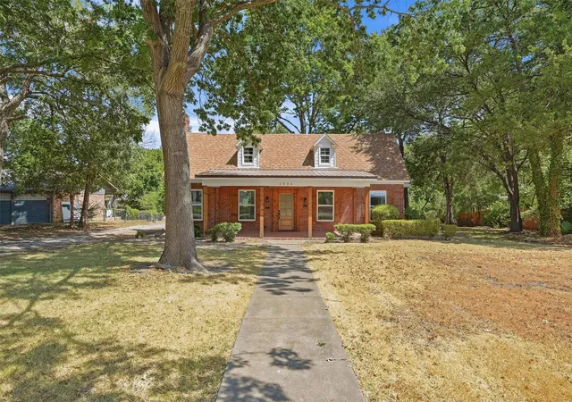 Photo 1 of Single family home for sale at 1525 N Shannon St, Sherman, TX 75092 | MLS# 21384318 | Listing updated on 2026-10-08