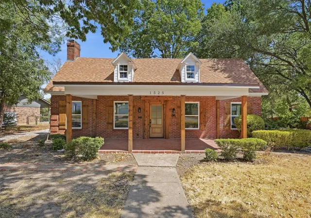 Photo 2 of Single family home for sale at 1525 N Shannon St, Sherman, TX 75092 | MLS# 21384318 | Listing updated on 2026-10-08