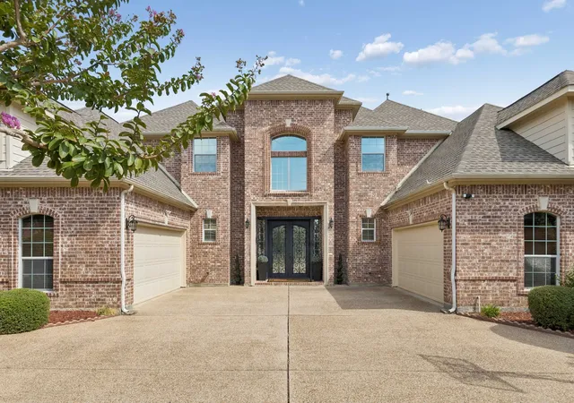 Photo 3 of Mansion for sale at 305 Corral Ct, Southlake, TX 76092 | MLS# 21382308 | Listing updated on 2026-10-04