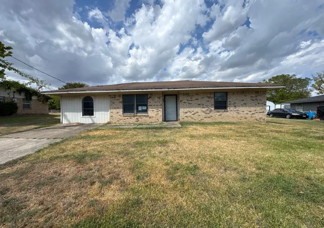 Photo 1 of Single family home for sale at 741 Calvert St, Sulphur Springs, TX 75482 | MLS# 21386580 | Listing updated on 2026-09-17