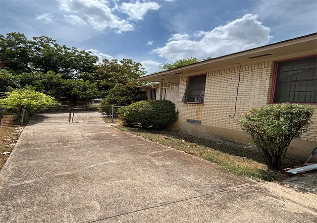 Photo 3 of Sale Pending at 1520 Sutter St, Dallas, TX 75216 | MLS# 21388210 | Listing updated on 2026-10-06