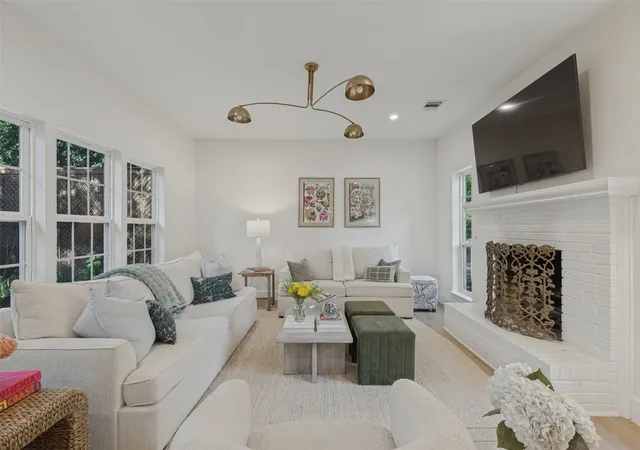 Photo 3 of Single family home for sale at 6042 Mercedes Ave, Dallas, TX 75206 | MLS# 21388285 | Listing updated on 2026-10-07