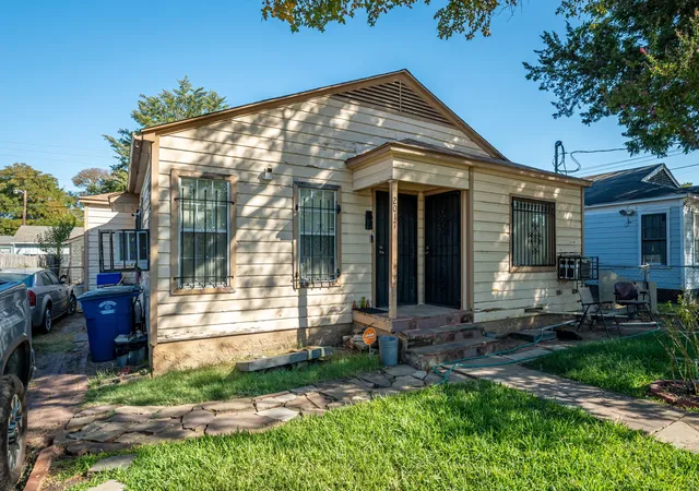 Photo 2 of Single family home for sale at 2017 Lea Crst Dr, Dallas, TX 75216 | MLS# 21387884 | Listing updated on 2026-09-17