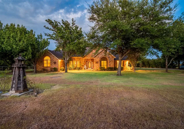 Photo 1 of Single family home for sale at 611 Combine Rd, Seagoville, TX 75159 | MLS# 21381888 | Listing updated on 2026-09-17