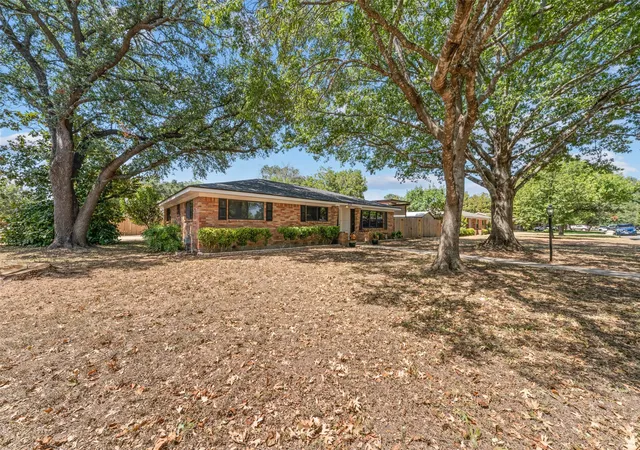 Photo 2 of Single family home for sale at 400 Cranbrook Dr, Woodway, TX 76712 | MLS# 21388171 | Listing updated on 2026-09-28