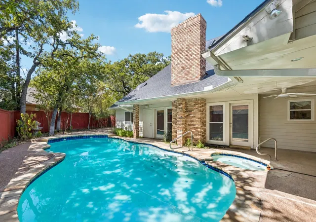 Photo 2 of Single family home for sale at 6512 Shorewood Dr, Arlington, TX 76016 | MLS# 21386671 | Listing updated on 2026-09-20