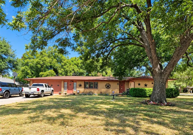 Photo 1 of Single family home for sale at 800 Kerry Ln, Azle, TX 76020 | MLS# 21387651 | Listing updated on 2026-09-30