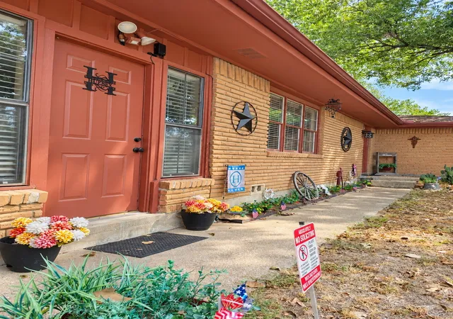 Photo 2 of Single family home for sale at 800 Kerry Ln, Azle, TX 76020 | MLS# 21387651 | Listing updated on 2026-09-30