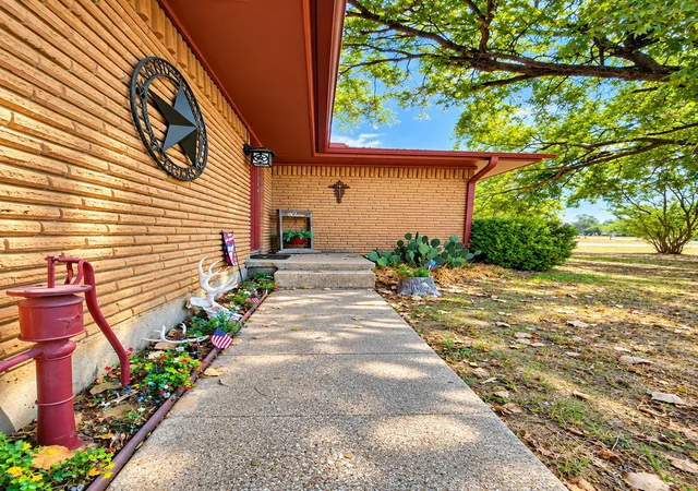 Photo 3 of Single family home for sale at 800 Kerry Ln, Azle, TX 76020 | MLS# 21387651 | Listing updated on 2026-09-30