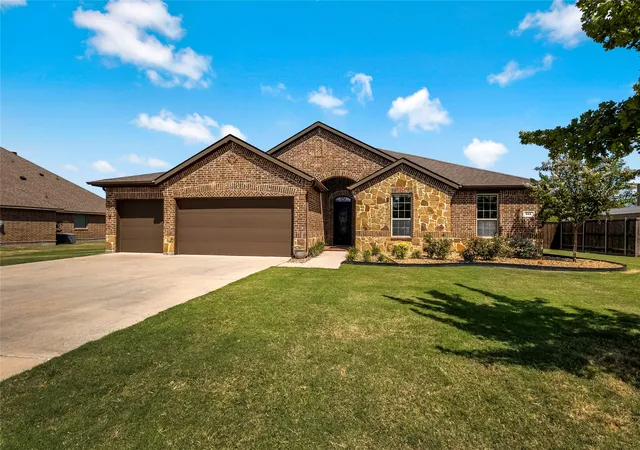 Photo 1 of Sale Pending at 341 Amber Ln, Nevada, TX 75173 | MLS# 21388219 | Listing updated on 2026-10-01