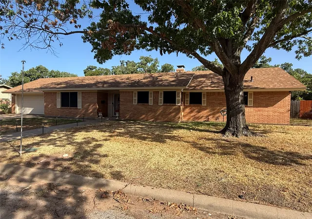 Photo 1 of Single family home for sale at 604 Kingwood Dr, Mineral Wells, TX 76067 | MLS# 21387407 | Listing updated on 2026-09-17
