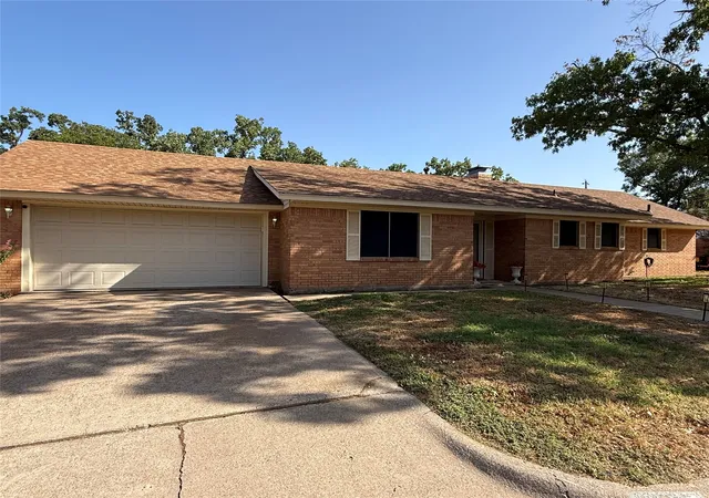 Photo 2 of Single family home for sale at 604 Kingwood Dr, Mineral Wells, TX 76067 | MLS# 21387407 | Listing updated on 2026-09-17