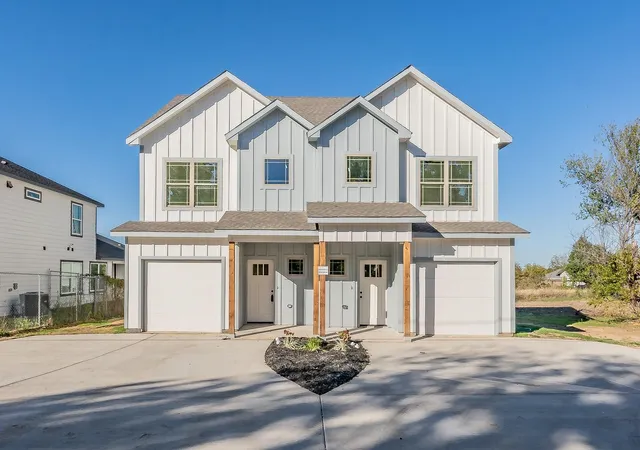 Photo 1 of Single family home for sale at 1233 Meriwether St, Fort Worth, TX 76115 | MLS# 21388438 | Listing updated on 2026-09-17