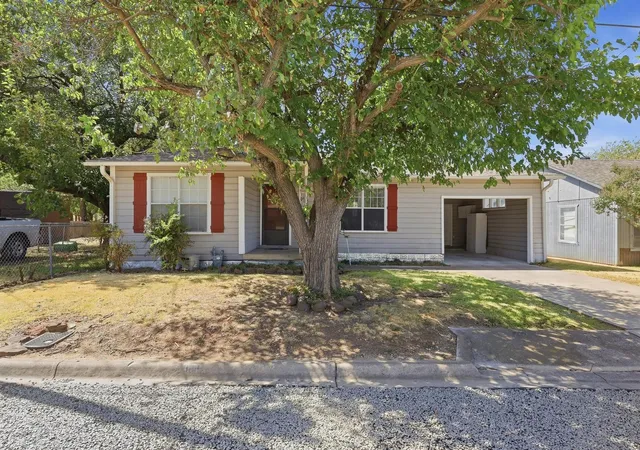 Photo 1 of Single family home for sale at 309 Elm St, Whitesboro, TX 76273 | MLS# 21387951 | Listing updated on 2026-09-17