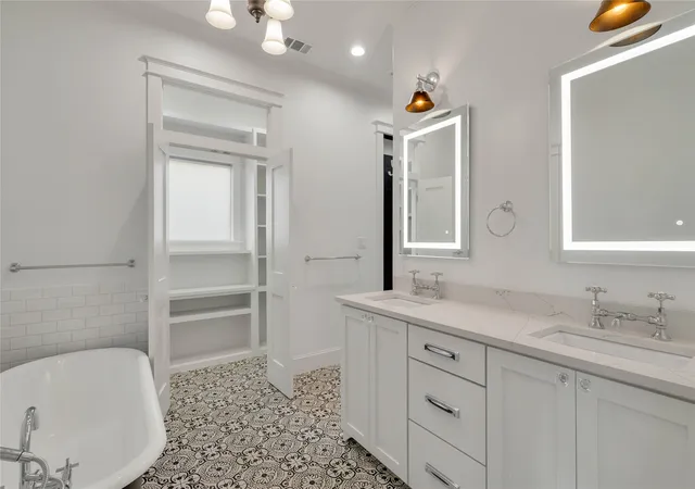 Photo 2 of Single family home for sale at 5727 Victor St, Dallas, TX 75214 | MLS# 21388490 | Listing updated on 2026-10-06