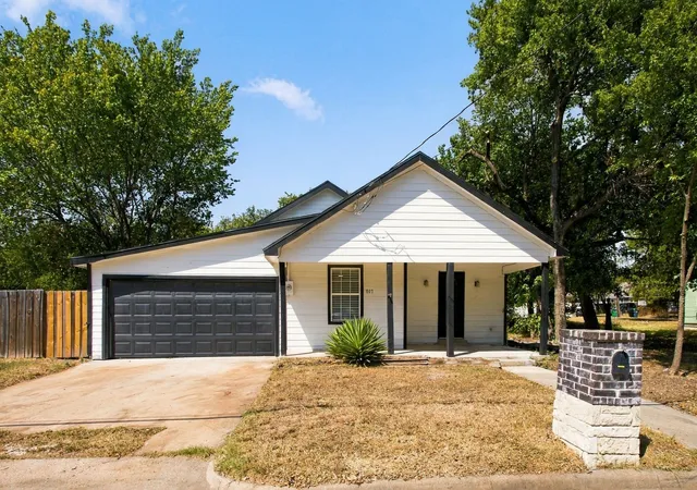 Photo 1 of Single family home for sale at 807 Wyatt St, Waxahachie, TX 75165 | MLS# 21387426 | Listing updated on 2026-10-29