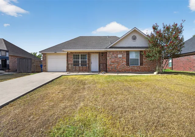 Photo 1 of Single family home for sale at 611 Oliver Ln, Waxahachie, TX 75165 | MLS# 21386712 | Listing updated on 2026-10-06