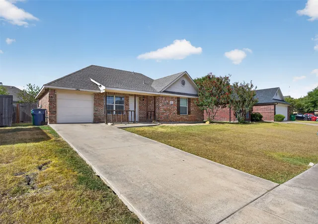 Photo 2 of Single family home for sale at 611 Oliver Ln, Waxahachie, TX 75165 | MLS# 21386712 | Listing updated on 2026-10-06