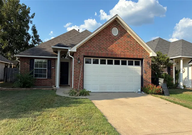 Photo 1 of Single family home for sale at 326 Gaston Ln, Bossier City, LA 71112 | MLS# 21388571 | Listing updated on 2026-09-27
