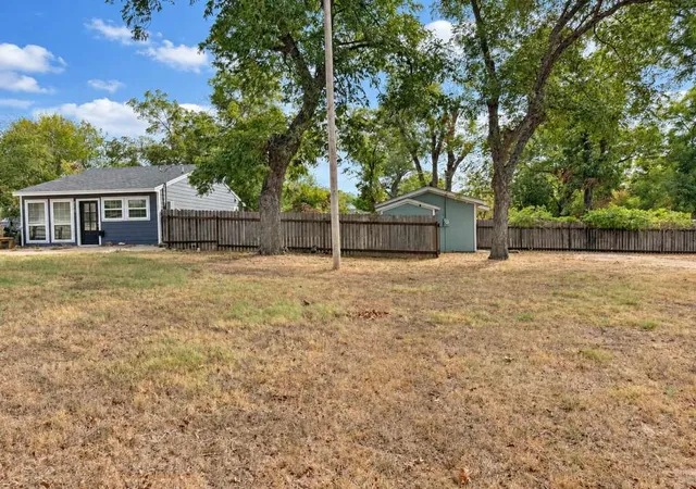 Photo 3 of Single family home for sale at 405 S & 407 6th St, Gatesville, TX 76528 | MLS# 21386900 | Listing updated on 2026-09-23