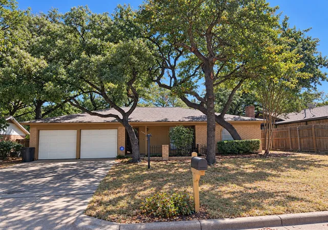 Photo 1 of Single family home for sale at 2809 Bent Tree Ln, Arlington, TX 76016 | MLS# 21387408 | Listing updated on 2026-10-08
