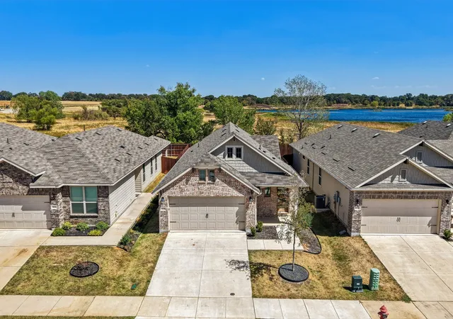 Photo 1 of Single family home for sale at 925 King St, Aubrey, TX 76227 | MLS# 21386045 | Listing updated on 2026-10-07