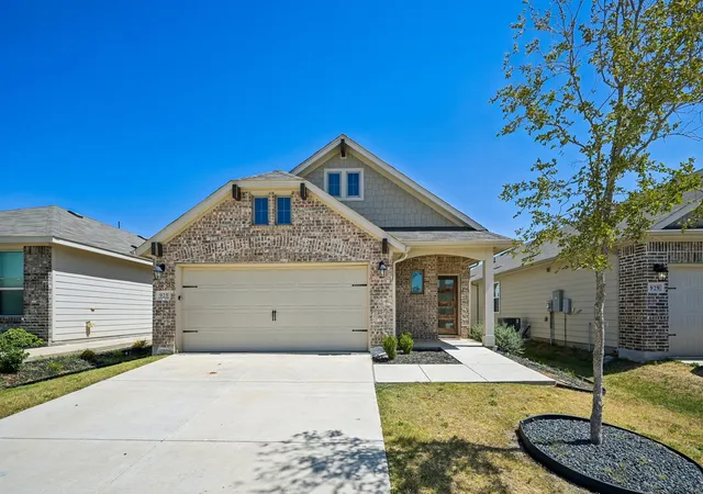 Photo 3 of Single family home for sale at 925 King St, Aubrey, TX 76227 | MLS# 21386045 | Listing updated on 2026-10-07