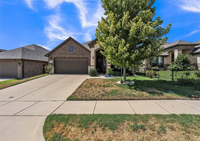 Photo 2 of Single family home for sale at 2524 Hadley St, Weatherford, TX 76087 | MLS# 21388484 | Listing updated on 2026-10-03
