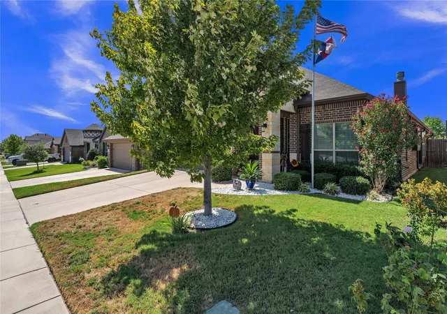 Photo 3 of Single family home for sale at 2524 Hadley St, Weatherford, TX 76087 | MLS# 21388484 | Listing updated on 2026-10-03