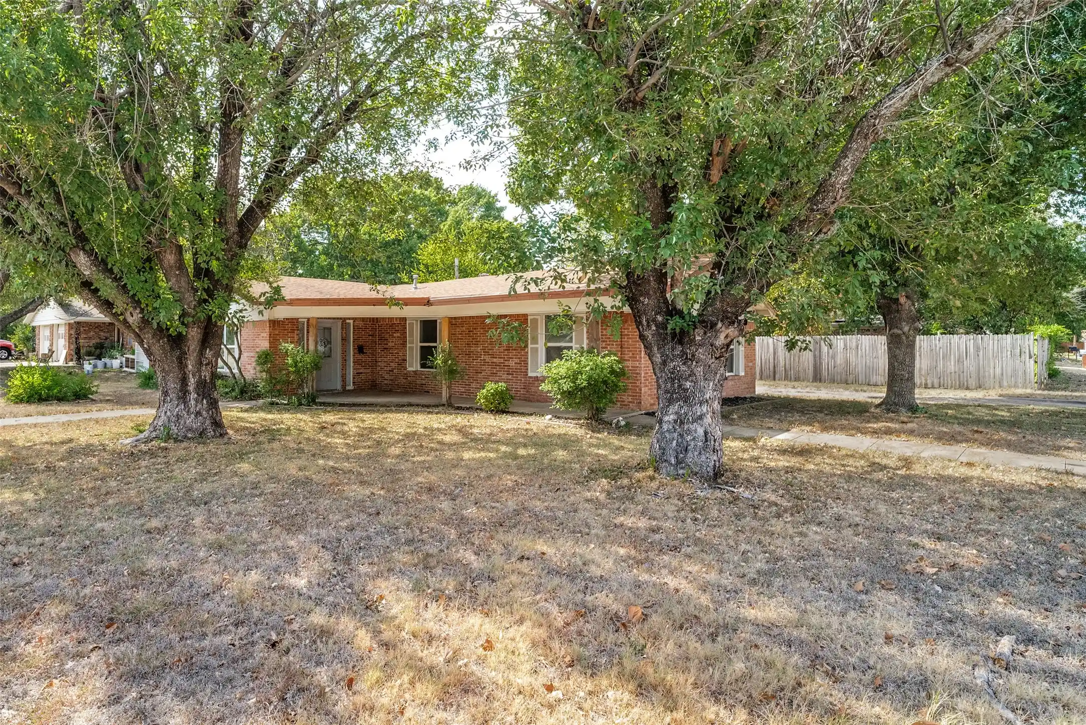 Photo 1 of Single family home for sale at 402 Myers Ave, Cleburne, TX 76033 | MLS# 21381978 | Listing updated on 2026-10-26
