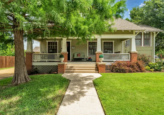 Single family home for sale at 300 W College St, Grapevine, TX 76051 | MLS# 21388229
