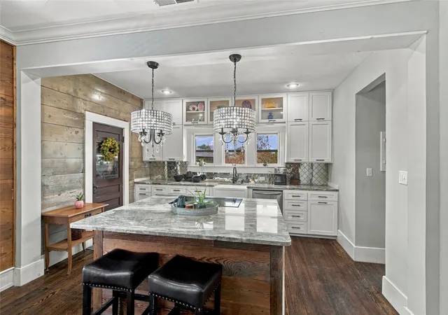 Photo 2 of Single family home for sale at 300 W College St, Grapevine, TX 76051 | MLS# 21388229 | Listing updated on 2026-10-08
