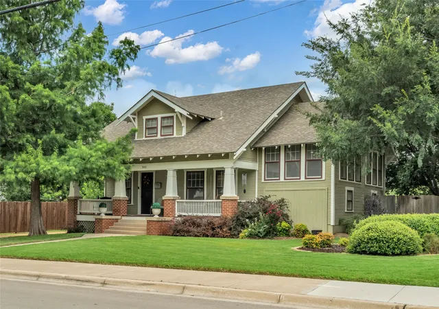 Photo 3 of Single family home for sale at 300 W College St, Grapevine, TX 76051 | MLS# 21388229 | Listing updated on 2026-10-08