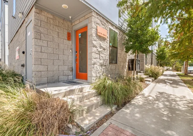Photo 3 of Condo for sale at 427 W 10th Street #201, Dallas, TX 75208 | MLS# 21382027 | Listing updated on 2026-10-06