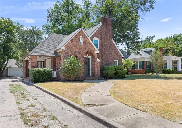 Photo 2 of Single family home for sale at 2122 Colcord Ave, Waco, TX 76707 | MLS# 21387157 | Listing updated on 2026-09-17