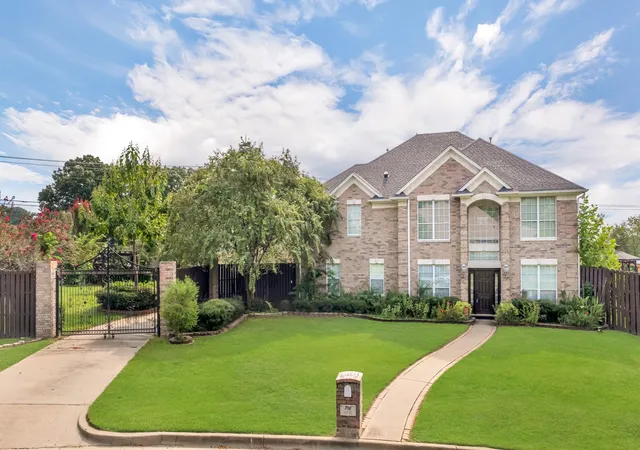 Photo 2 of Single family home for sale at 5718 Gloucester Dr, Tyler, TX 75707 | MLS# 21384238 | Listing updated on 2026-09-30
