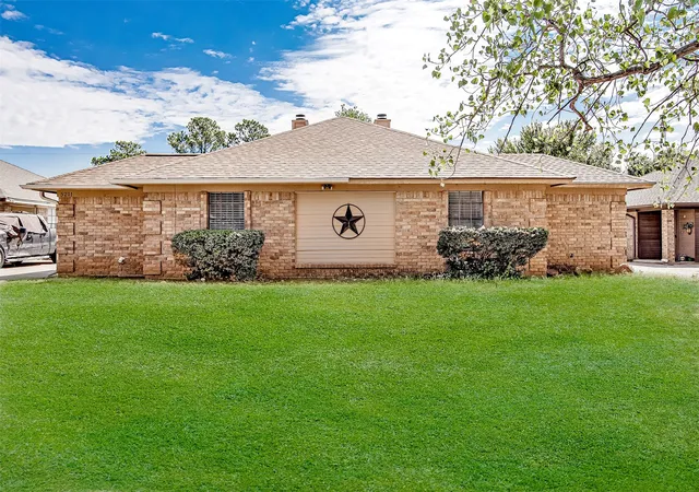 Photo 2 of Single family home for sale at 5211 Wild W Dr, Arlington, TX 76017 | MLS# 21388404 | Listing updated on 2026-10-08