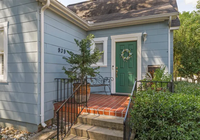 Photo 2 of Single family home for sale at 939 Elmwood St, Shreveport, LA 71104 | MLS# 21389006 | Listing updated on 2026-10-09