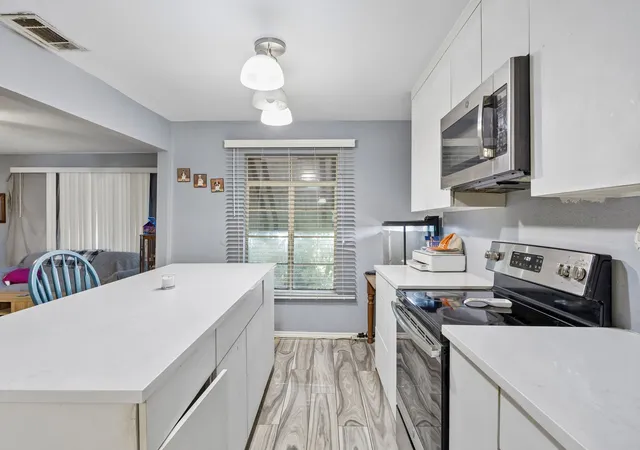 Photo 3 of Single family home for sale at 1108 S Edgefield Ave, Dallas, TX 75208 | MLS# 21386100 | Listing updated on 2026-09-17