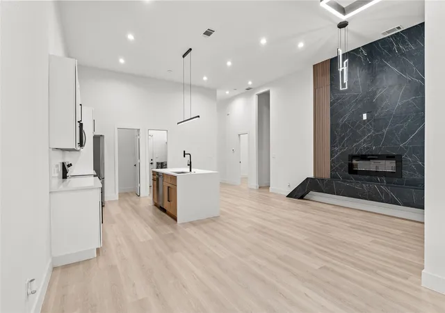 Photo 2 of Single family home for sale at 515 Dubois Ave, Dallas, TX 75203 | MLS# 21388459 | Listing updated on 2026-09-26