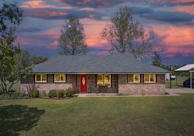 Photo 1 of Single family home for sale at 106 Vineyard St, Weatherford, TX 76087 | MLS# 21387486 | Listing updated on 2026-10-08