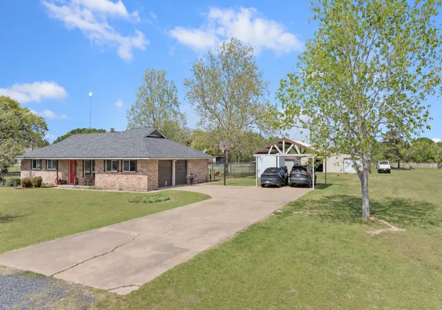 Photo 2 of Single family home for sale at 106 Vineyard St, Weatherford, TX 76087 | MLS# 21387486 | Listing updated on 2026-10-08